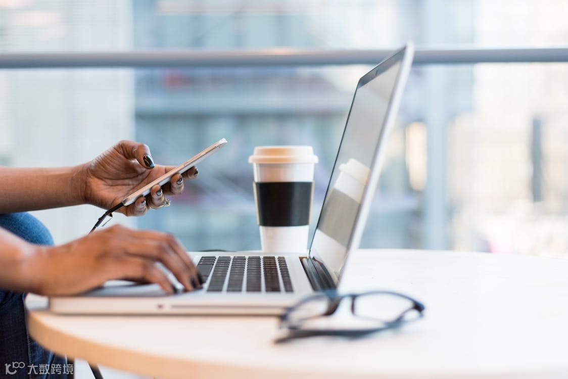 免费 桌面上的笔记本电脑 素材图片