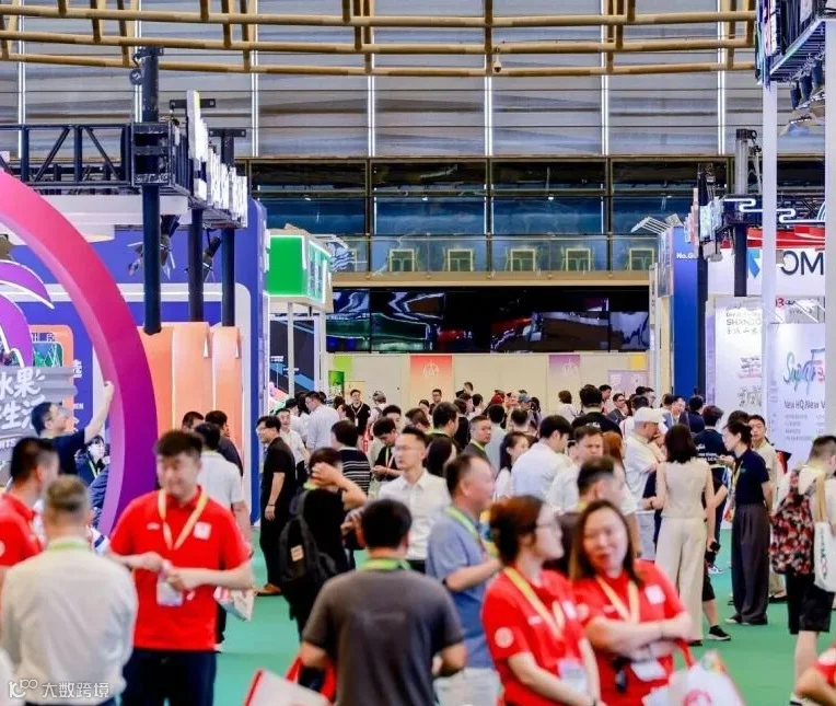 2027年中国国际水果展CHINA FRUIT参展商与海外采购商展台洽谈现场
