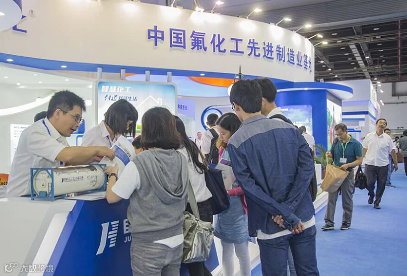 2026年中国(上海)国际橡胶技术展览会RubberTech参展商与海外采购商展台洽谈现场