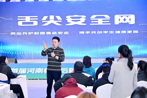2027年河南教育后勤博览会暨校企对接洽谈会参展商与海外采购商展台洽谈现场