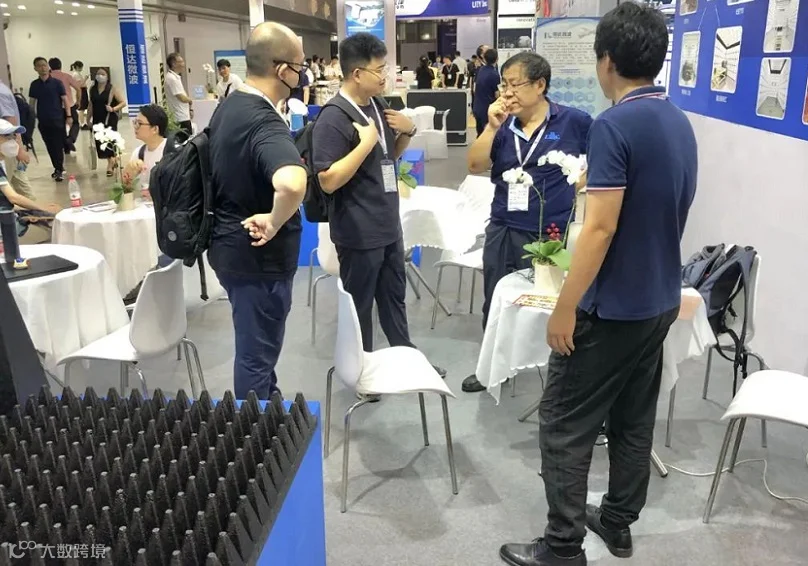 2026年上海高速通信与电子设计展览会EDWTech展馆现场,专业观众参观实况