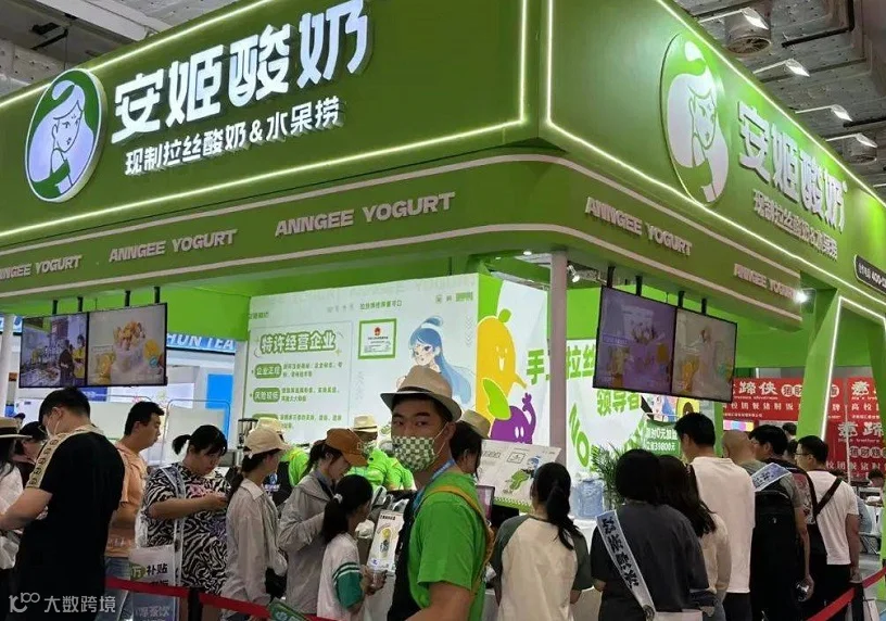 2026年山东济南国际连锁加盟展览会CRFE展馆现场,专业观众参观实况