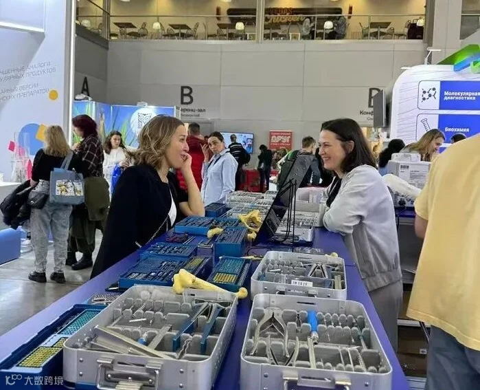 2026年俄罗斯兽医、小动物医疗展NVCNational Veterinary Congress参展商与海外采购商展台洽谈现场