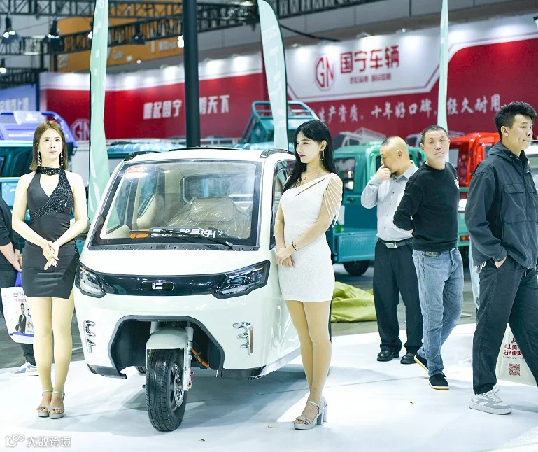 2027年山东济南新能源电动车展Electric cars New energy automobile expo展馆现场，专业观众参观实况