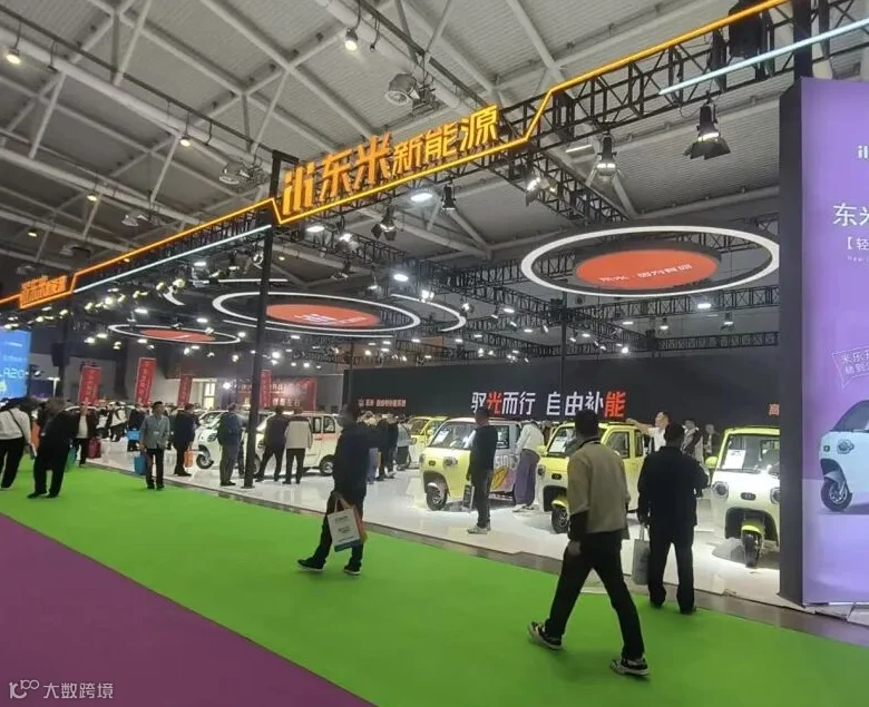 2027年山东济南新能源电动车展Electric cars New energy automobile expo展馆现场，专业观众参观实况