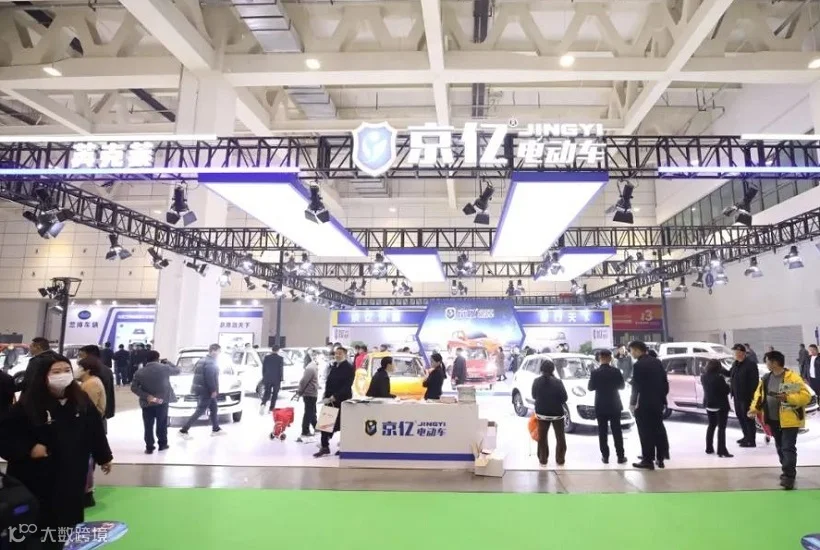 2027年山东济南新能源电动车展Electric cars New energy automobile expo参展商与海外采购商展台洽谈现场