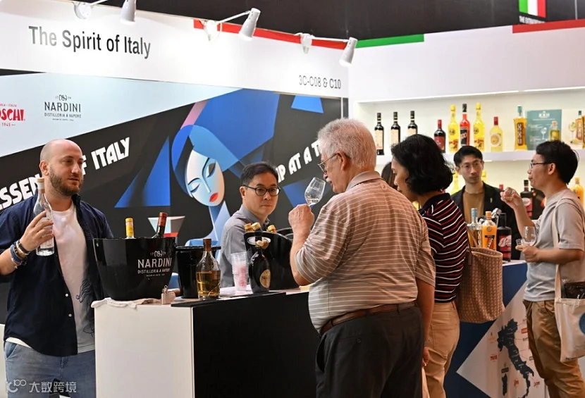 2026年香港美酒展览会Hongkong Wine&Spirits Fair参展商与海外采购商展台洽谈现场