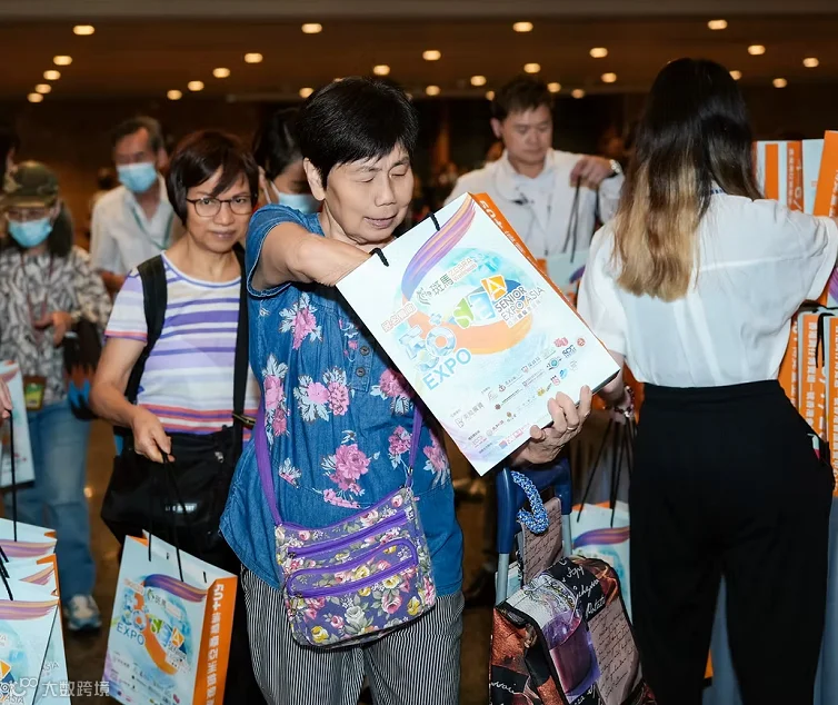 2027年香港亚洲银发康护养生展ASEAsia Senior Expo 展馆现场，专业观众参观实况