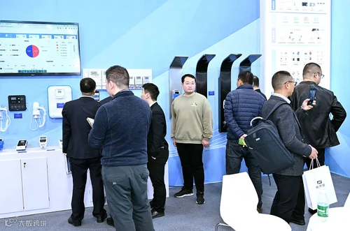 2027年河南教育后勤博览会暨校企对接洽谈会参展商与海外采购商展台洽谈现场
