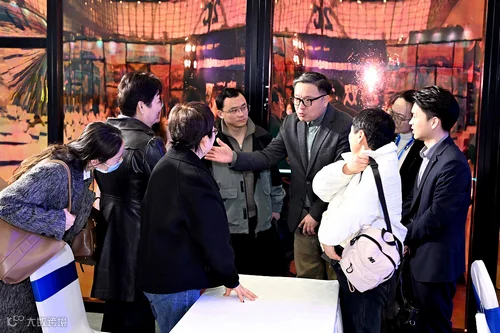 2027年河南教育后勤博览会暨校企对接洽谈会展馆现场,专业观众参观实况