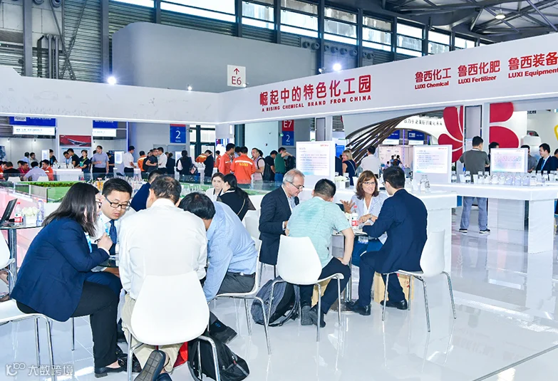 2026年中国(上海)国际橡胶技术展览会RubberTech参展商与海外采购商展台洽谈现场