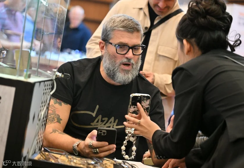 2026年香港国际眼镜展Hong Kong Optical Fair参展商与海外采购商展台洽谈现场