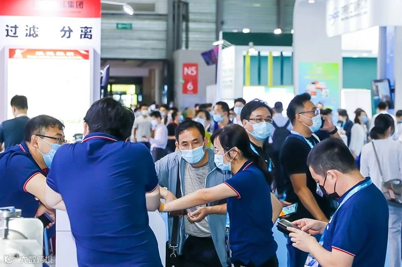 2026年中国(上海)国际橡胶技术展览会RubberTech展馆现场,专业观众参观实况