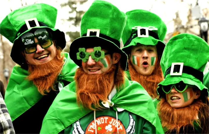 TikTok播放量高达33亿，被中国人狠狠嫌弃的“绿帽子”却在海外被抢着戴