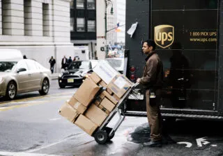 收益简述：由于消费者行为的变化，联合包裹服务公司 (UPS)收入下降