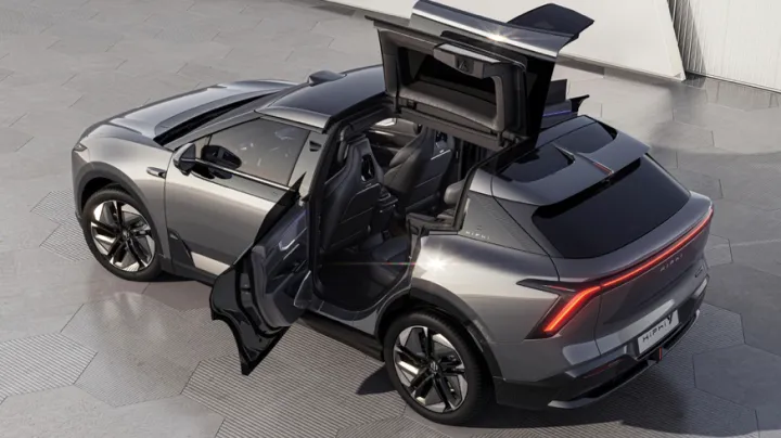 高合半个车身开进ICU