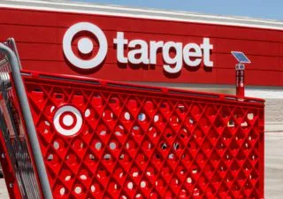 Target表示第一季度数字销售额下降；净利润下降 5.8%