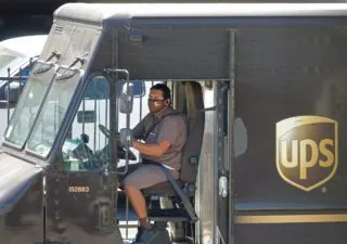 UPS第二季度收入和邮件量因临近罢工而下降