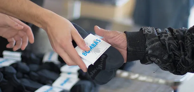 从30万卖到2.5亿！一年能卖上亿双！Bombas的营销复盘