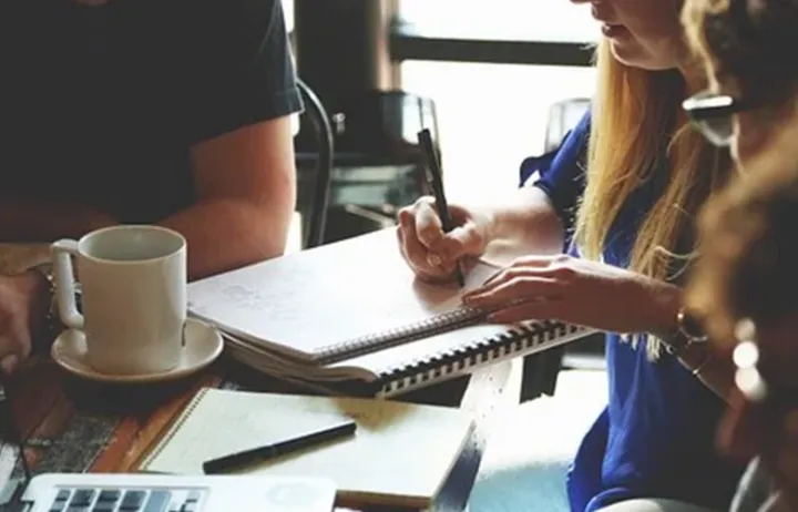 外贸 | 邮件落款这样写，客户会更爱你一点