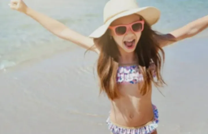 一夜之间走红TikTok，“安全色”或成儿童泳衣爆款关键！