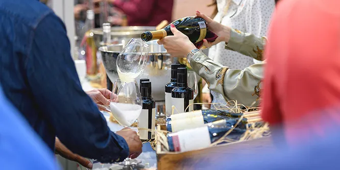 产品照片的人工智能背景生成器葡萄酒行业能否吸引 Z 世代和千禧一代？