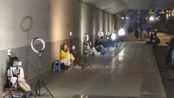 一周要闻NO.105丨AI春晚，大佬都说了啥；iPhone 15 Pro宣传遇冷，3A游戏不香了；美团奋力一“播”