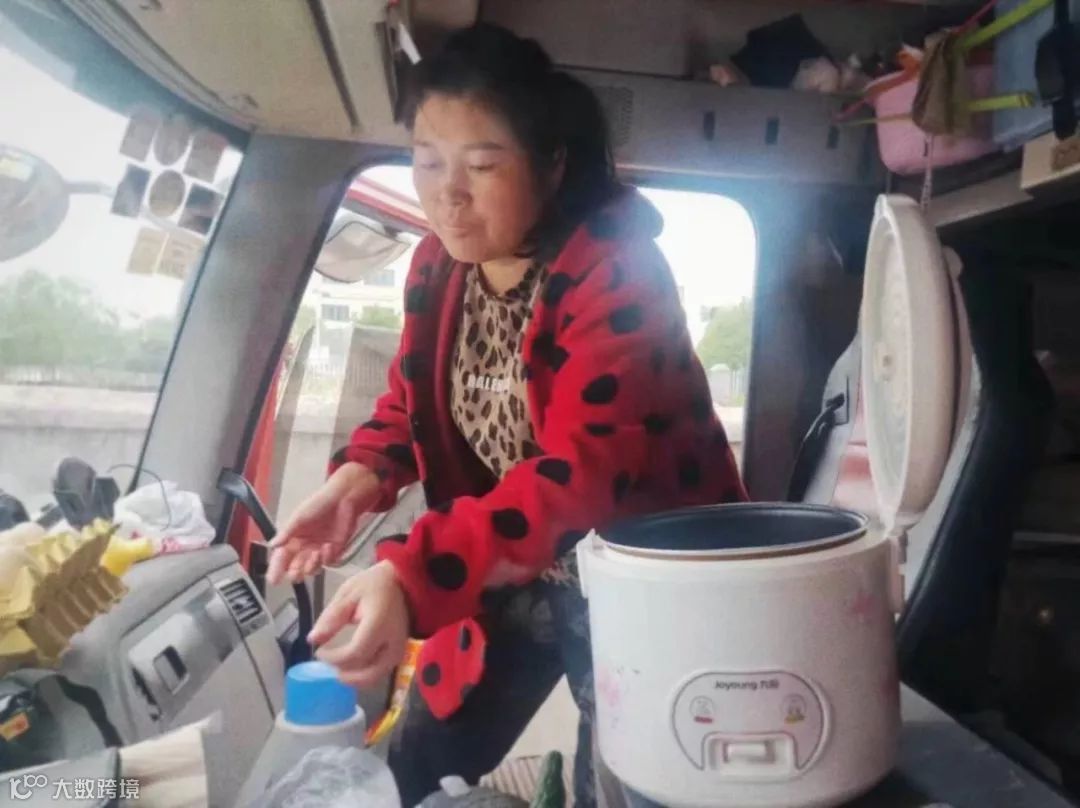 【春节特辑】跟车“卡嫂”：“我想回家种大棚，想得很”