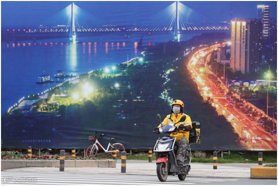 外卖骑手行驶在“危险区”，<a target=