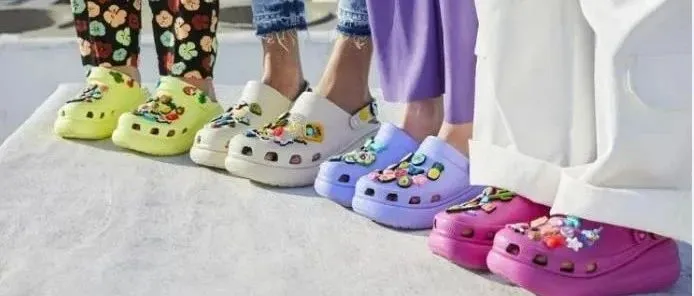 “奇丑无比”的洞洞鞋1年热销1亿双？Crocs品牌竟然靠着联名“起死回生”