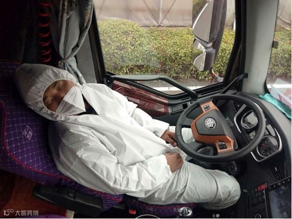 12天三入武汉的卡车夫妻档秋姐李哥：“最初只想给孩子做个榜样”