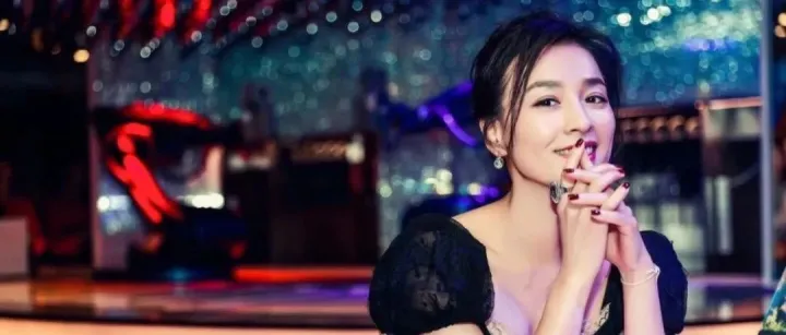 做微商被鄙视7年的张庭，直播带货2.5亿又被嘲：最怕你穷，还嫌赚的钱low