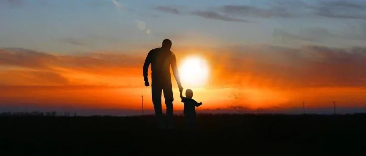 回家路上最戳心的1张偷拍，获赞30万！你永远猜不到父母包里藏了什么…