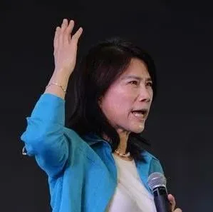 30岁主管加班，被董明珠骂哭：“我劝你做个到点下班的人”