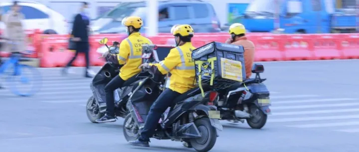 被算法压榨，没有五险一金？国家下场为外卖骑手撑腰了！