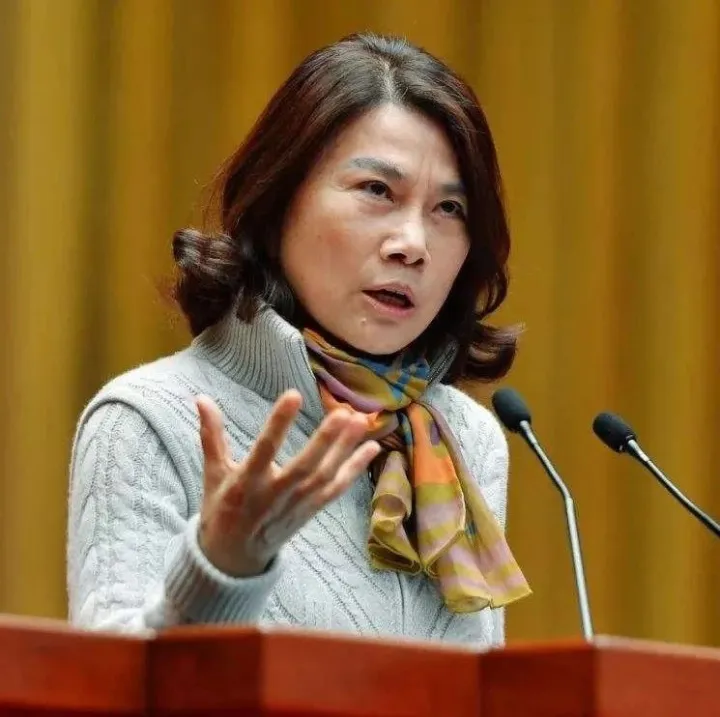 执掌3000亿帝国的董明珠，戴着口罩依然是“最佳辩手”