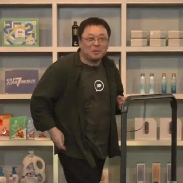 老罗终于像个主播了，但观众和销售额不知道去哪了