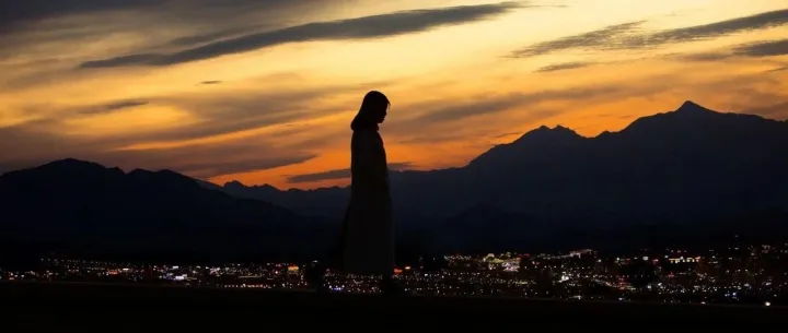 21岁打工，10年厂妹，如今掌管2500亿帝国：光鲜背后，无非走过遍地荆棘