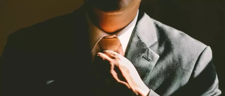 身家超140亿，工厂开到美国，这位70岁的福建老人是如何靠一块玻璃成功的？