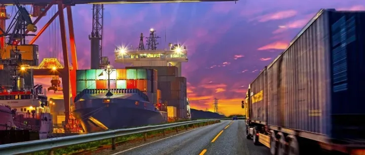 乐仓观察丨美西拥堵有复燃之势！9月1日起！船司宣布出口到美国加拿大的货物将收取塞港费！运费再刷新高！