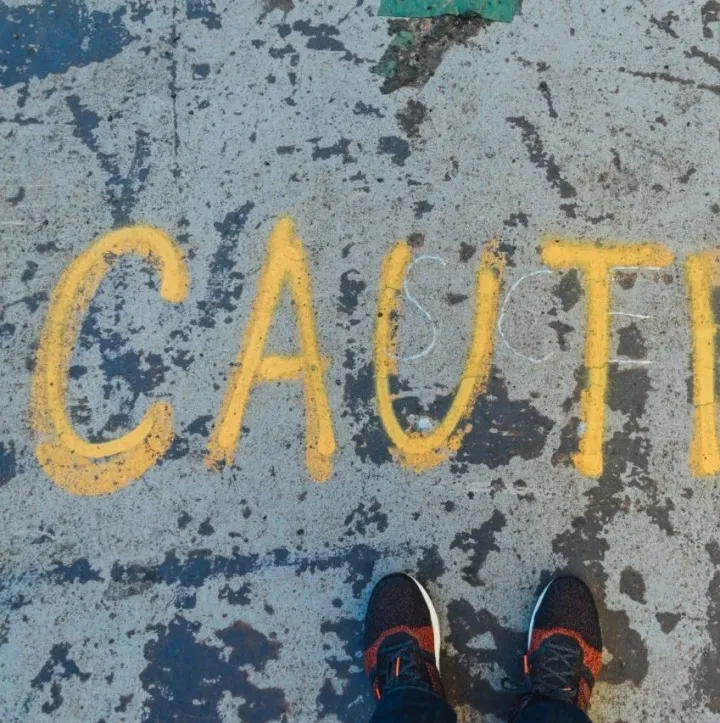 朋友让我帮他代收一笔货款，最后我的账户被冻结了…