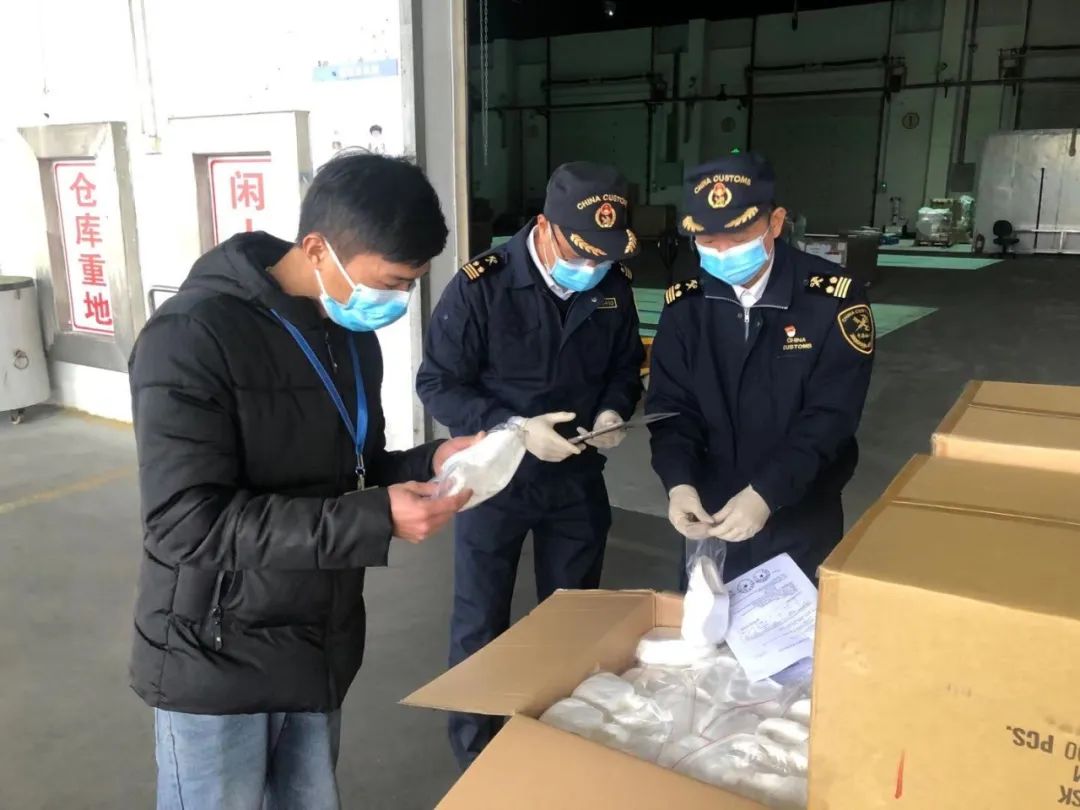4月8日,广州白云机场海关查获无医疗器械注册证出口口罩(摄影陈俐利).jpg