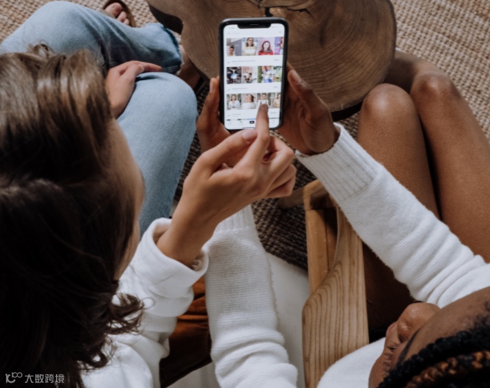 播放量3600万的“喷雾彩妆”,靠一手“未来感”翻红TikTok!