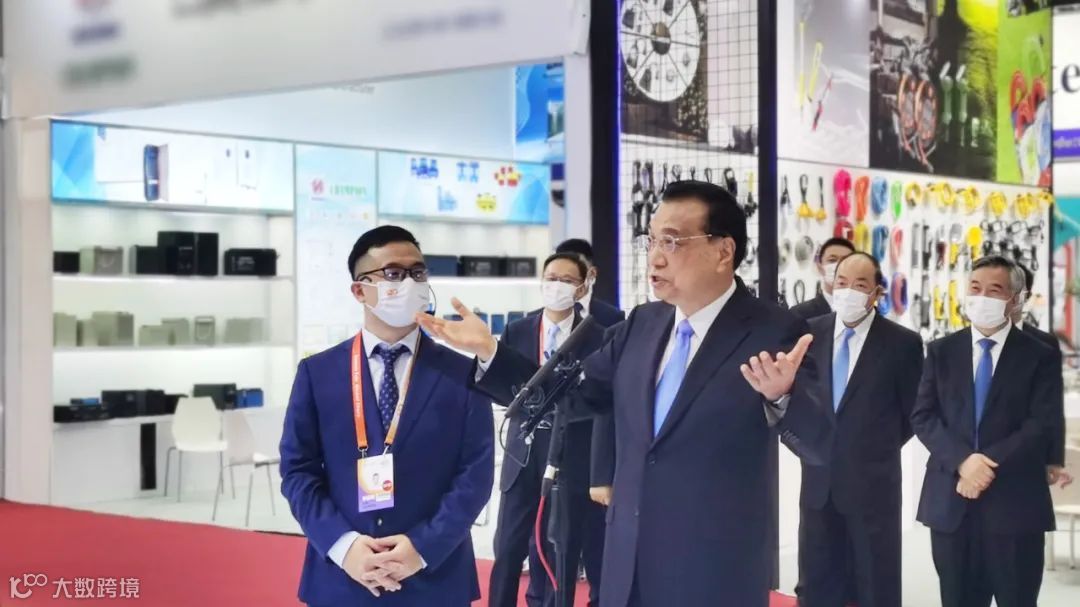 李克强总理走进纵腾集团广交会展位，听取纵腾总裁王钻汇报