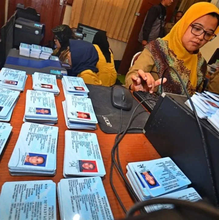 印尼茂物发现散落的有缺陷的电子身份证，要求当局做出解释