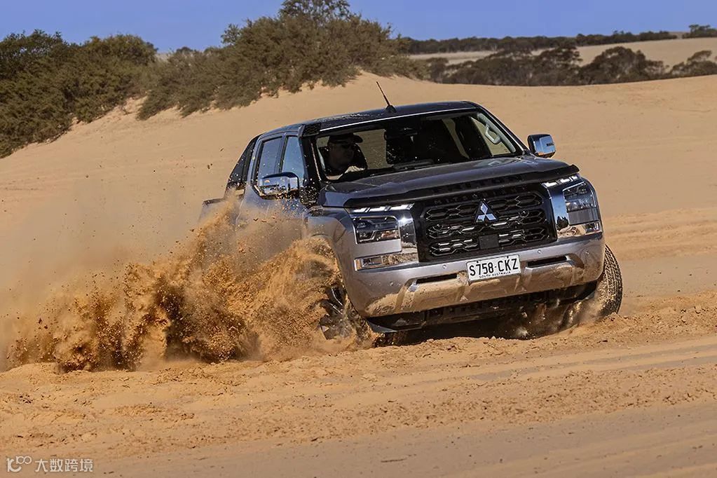 2024 款丰田 Hilux 与三菱 Triton 对比