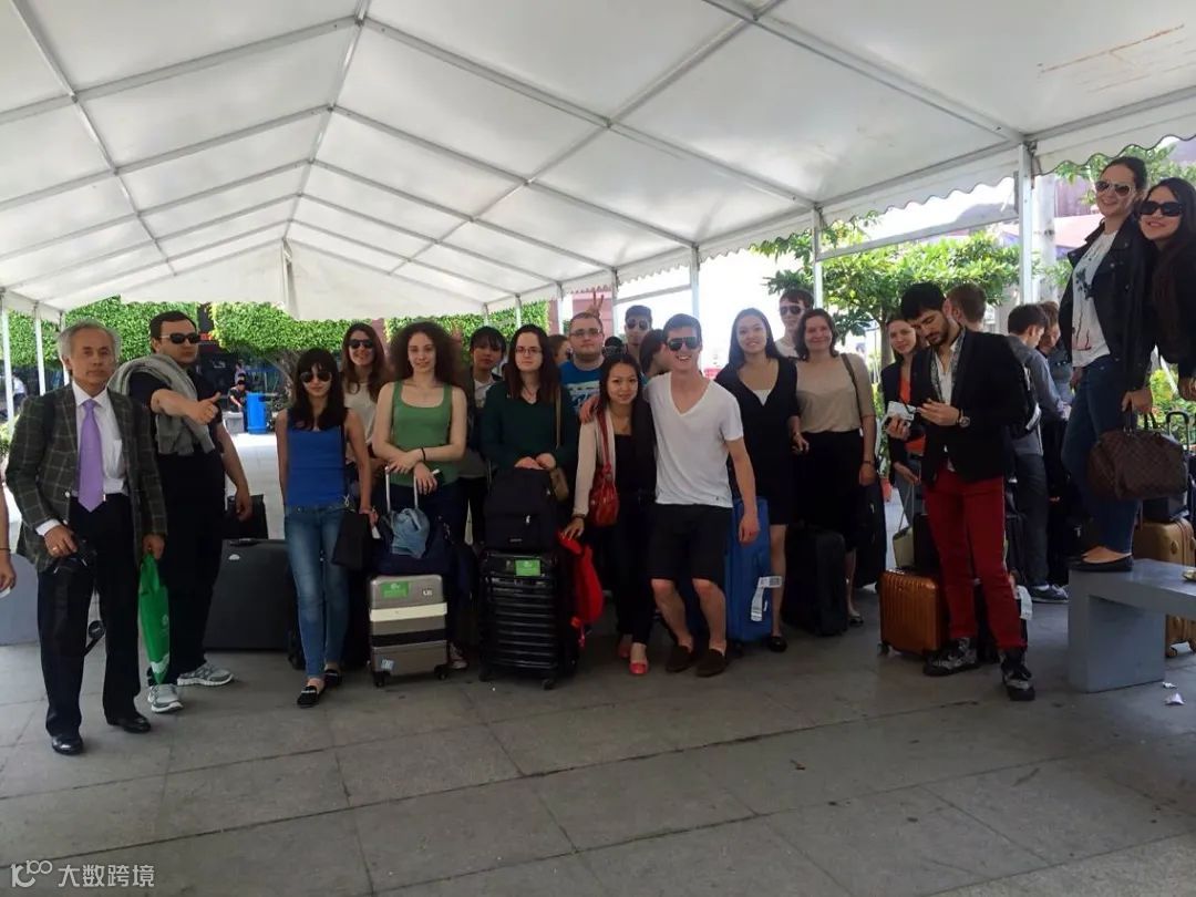 叮一口就没命、差点被非洲狮吃了…85后潮汕女孩以命相博，用一场冒险拿下大单！