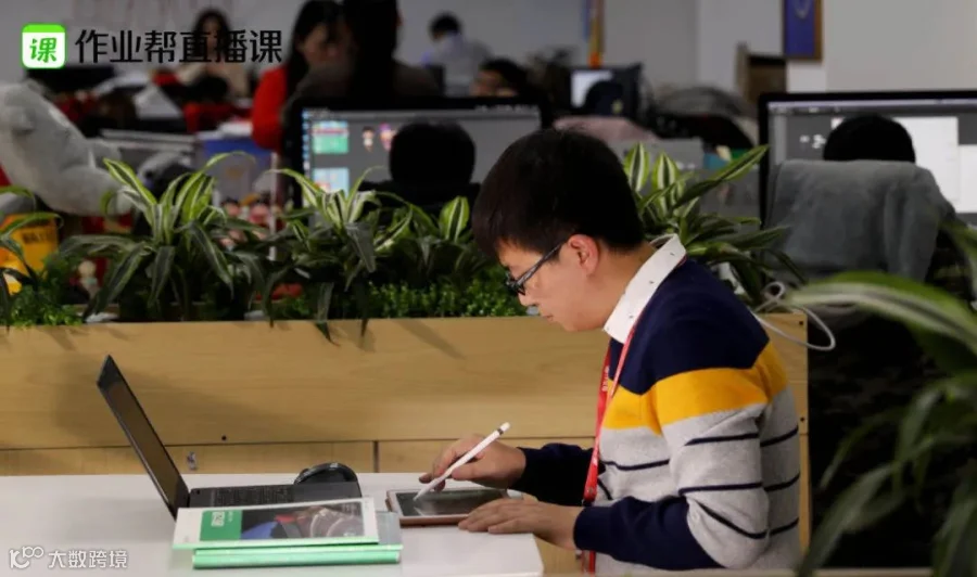 女排代言作业帮直播课背后：用户数半年两级跳，行业竞争再加剧