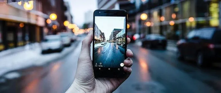 TikTok挖人、快手“撒币”，短视频海外战火吹又生