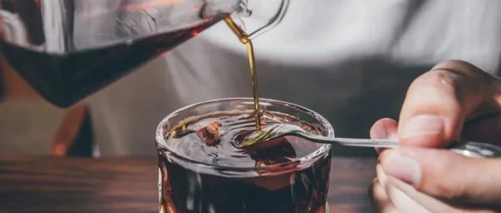 配餐食、做周边：咖啡品牌急求「第二曲线」